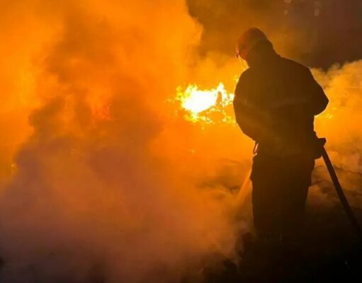 Obserwowanie pożarów: strażacy gaszą pożary w ekosystemach naturalnych
