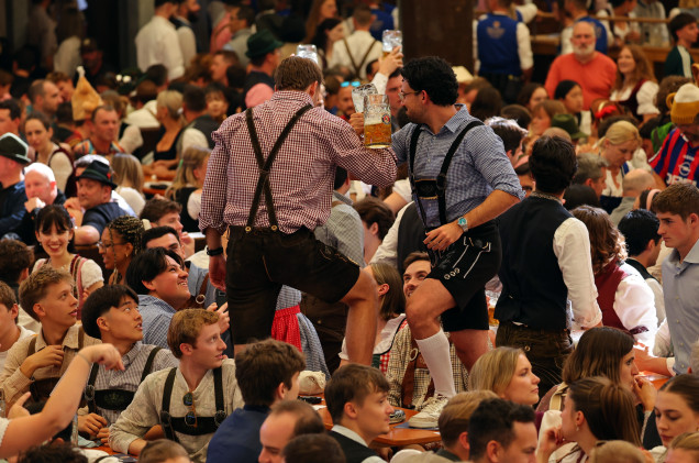 Oktoberfest trwa; ceny piwa znacznie wyższe, lecz chętnych do świętowania nie brakuje